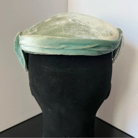 Vintage 1960s Ladies' Mint Green Blue Velvet Pillbox Side Bows Close Hat - Picture 6 of 15